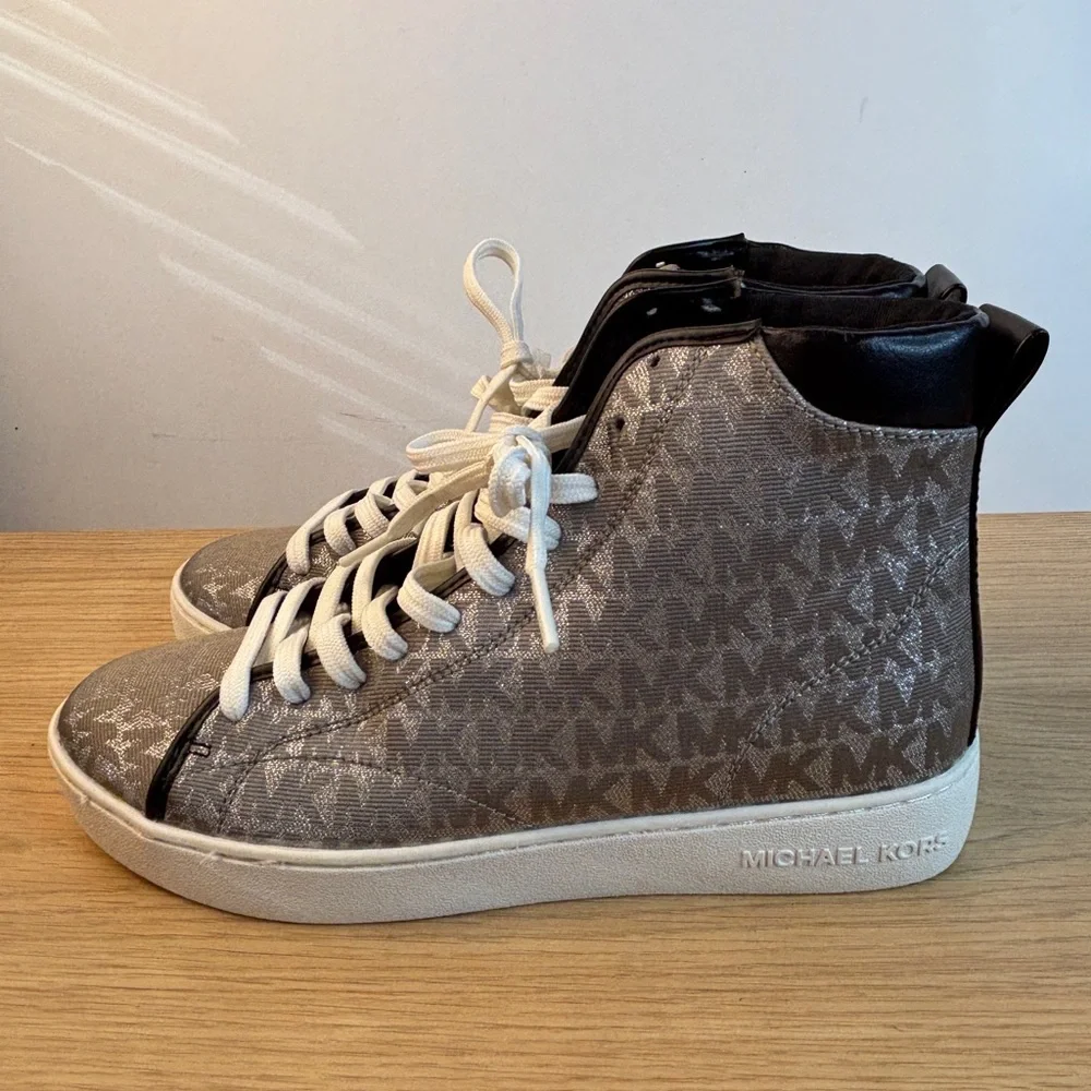 Michael Kors LS22B Womens 7M Silver MK Monogram High Top Sneakers Black‎ Trim